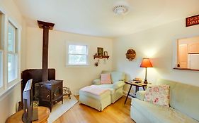 Cozy Nonny Cottage Near Appalachian Trail!